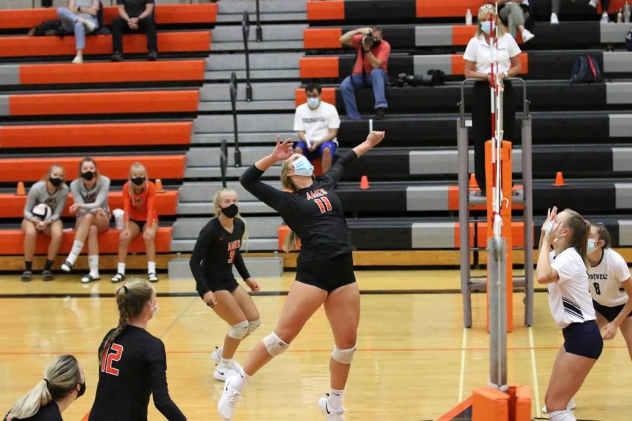 (Photo taken by Olivia Sassman)
Junior Alexa Kopaska wears her mask as she prepares for a spike. 