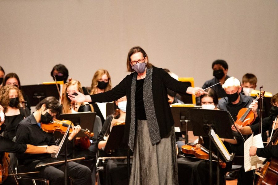 Ms. Polashek conducting the Ames High Orchestra in the fall of 2021. 